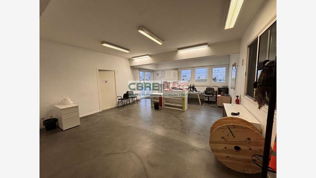 Location local 600m² Zone INDUSLONS