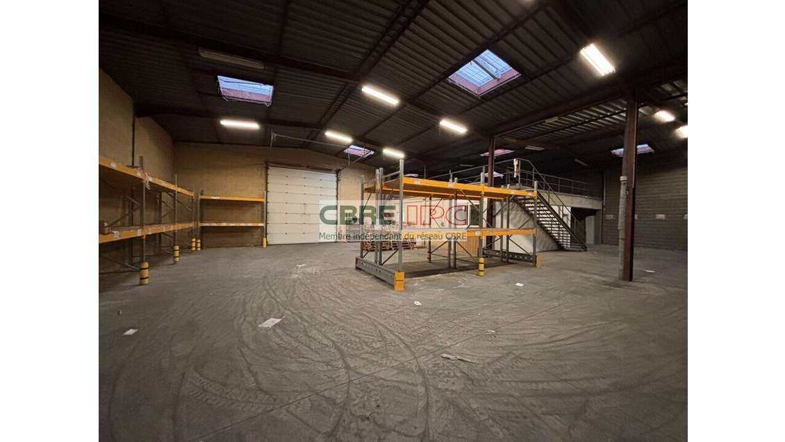 Location local 600m² Zone INDUSLONS