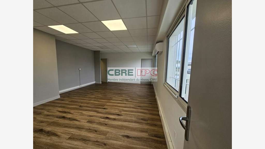 Location local d'activité bureaux de 609m² à Lons