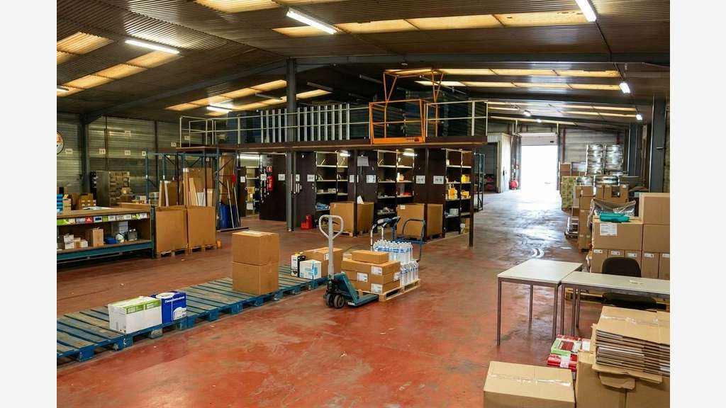 Loue entrepôt 5608m² proche aéroport de Pau Lons