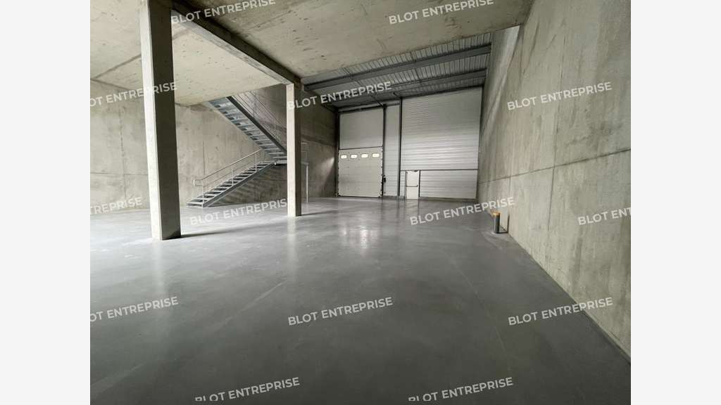 A louer local d'activités neufs 267m² à Loperhet
