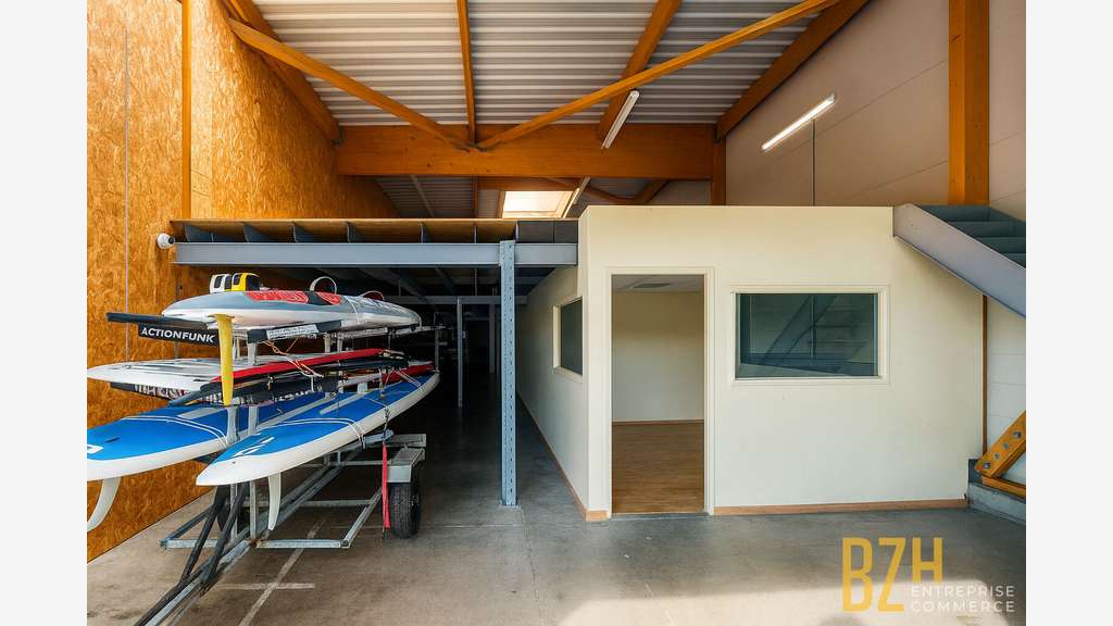 Local commercial 540m² à louer à Lorient La Base