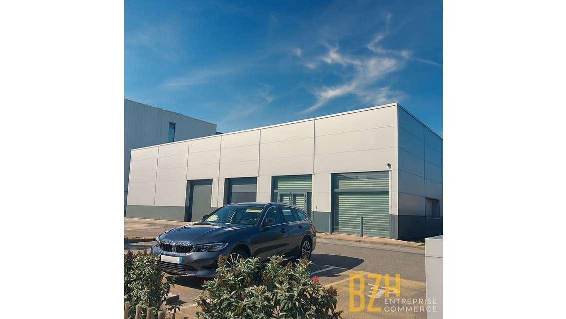 Local commercial 540m² à louer à Lorient La Base