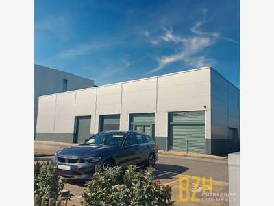 Local commercial 540m² à louer à Lorient La Base