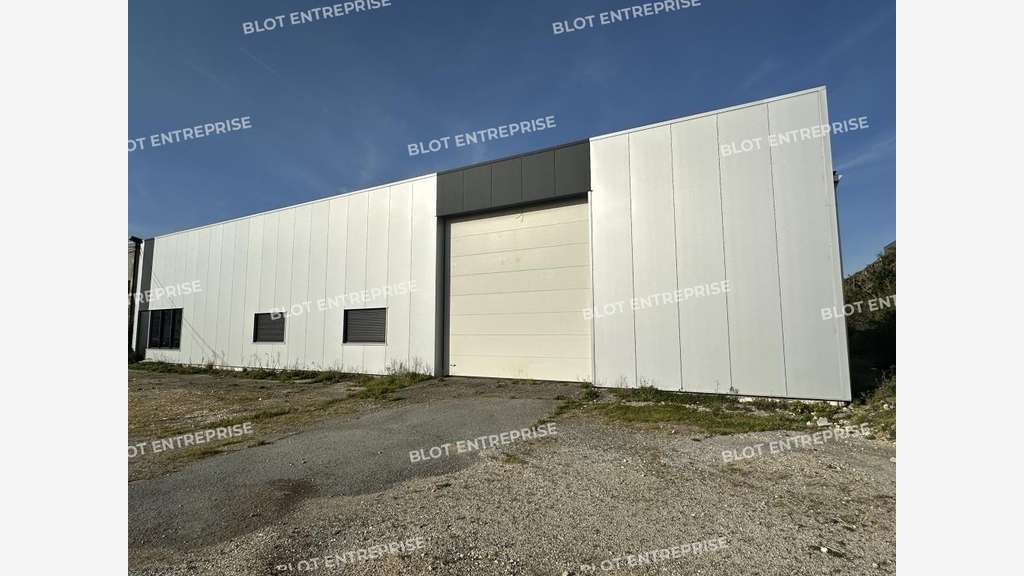 A louer local d'activités rénové de 730m² Lorient