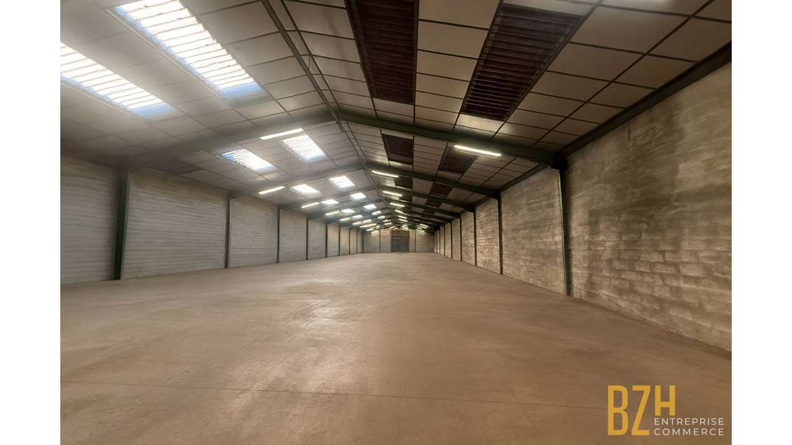 A louer local 1330m² zone du Lanveur sur Lorient