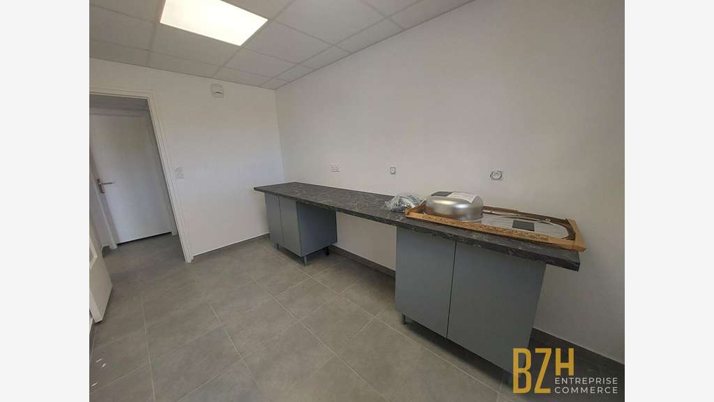 A louer local 1330m² zone du Lanveur sur Lorient
