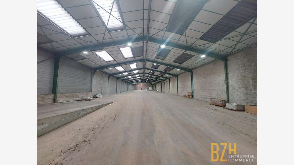 A louer local 1330m² zone du Lanveur sur Lorient