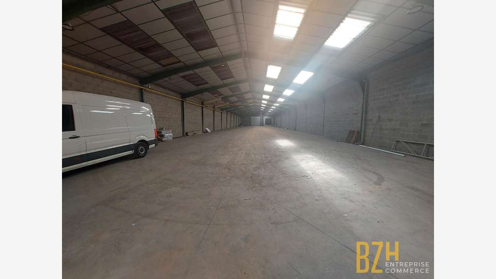 A louer local 1330m² zone du Lanveur sur Lorient
