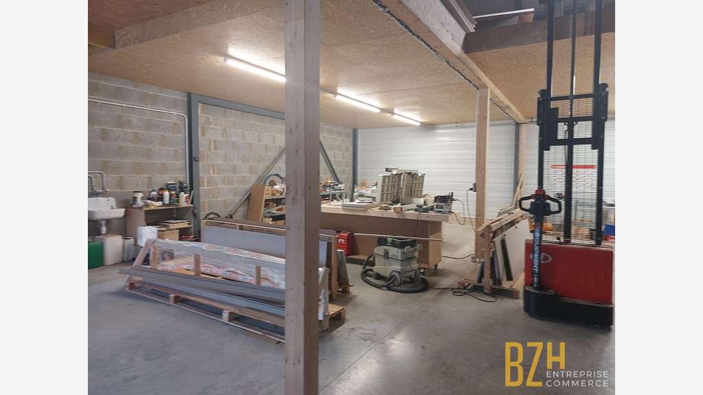 Loue local activité sécurisé 120m² Caudan Kerpont