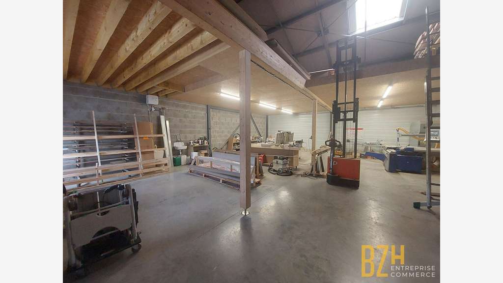 Loue local activité sécurisé 120m² Caudan Kerpont
