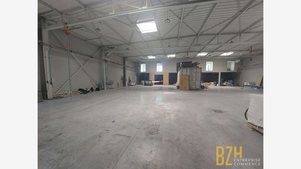 A louer local 900m² à Lorient La Base