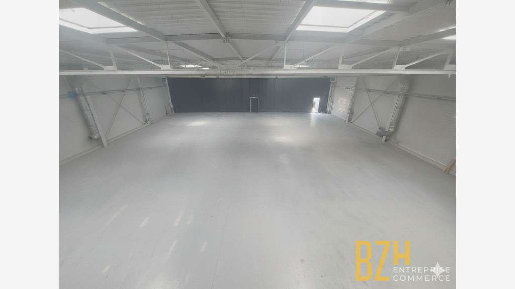 A louer local 900m² à Lorient La Base