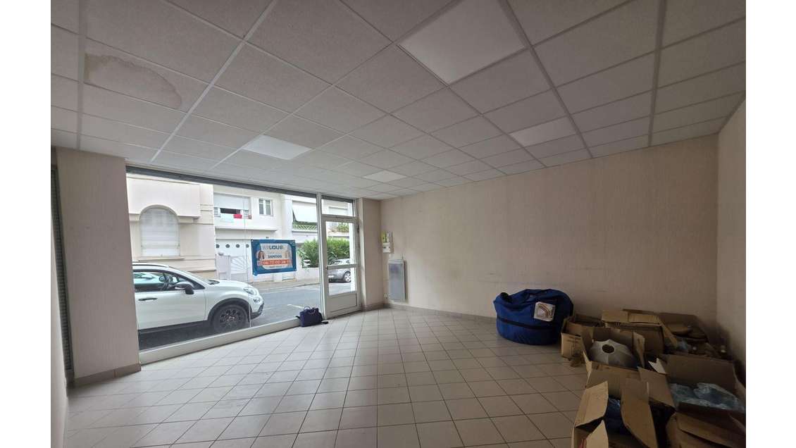 Location local commercial 31m² à Lourdes centre