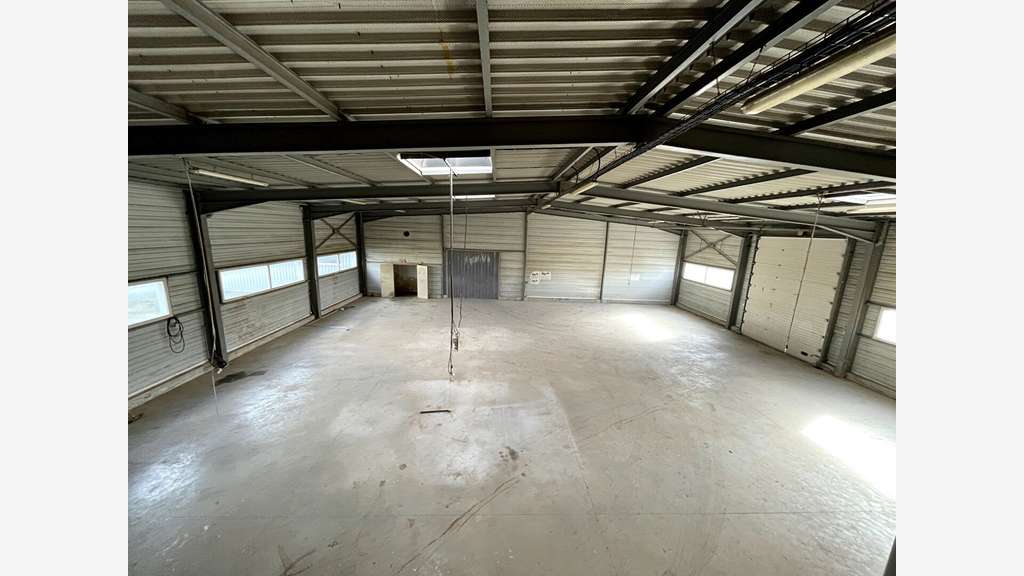 A louer local d'activités 853m² agglo Laval 