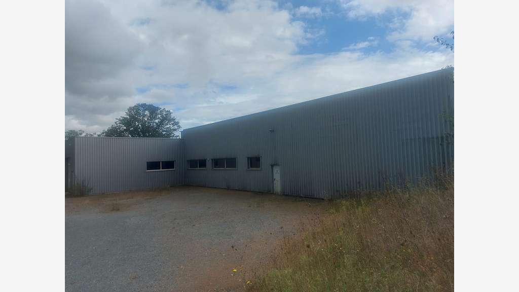 A louer local d'activités 853m² agglo Laval 