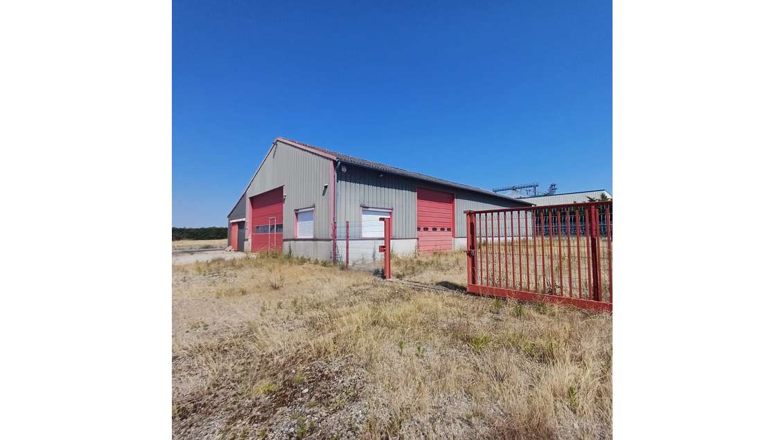 Local d'activité 300m² + 1.6ha de terrain Louvigné