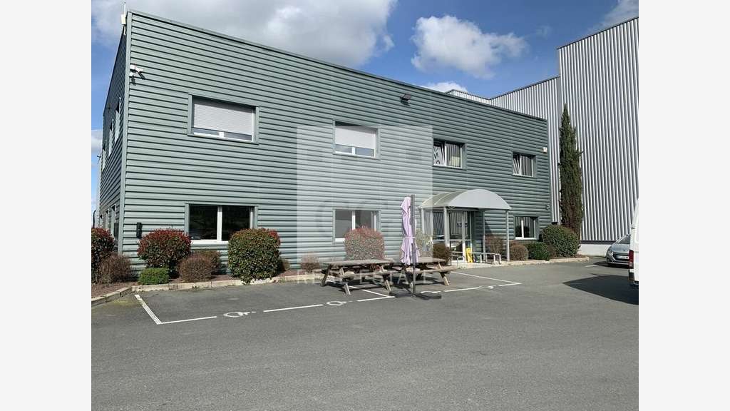 Local d'activité 3460m² à louer à Lozanne