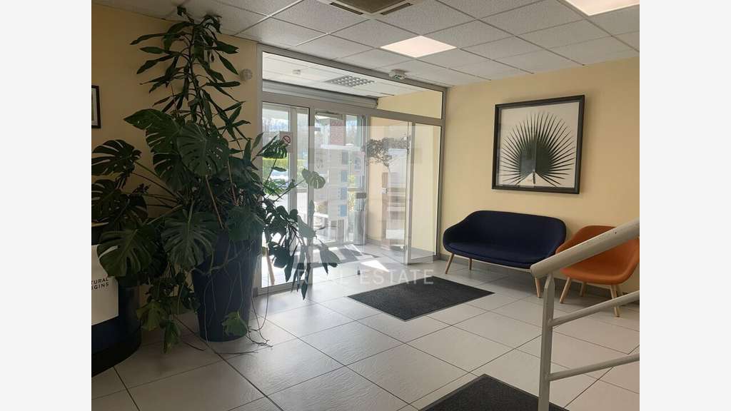 Local d'activité 3460m² à louer à Lozanne