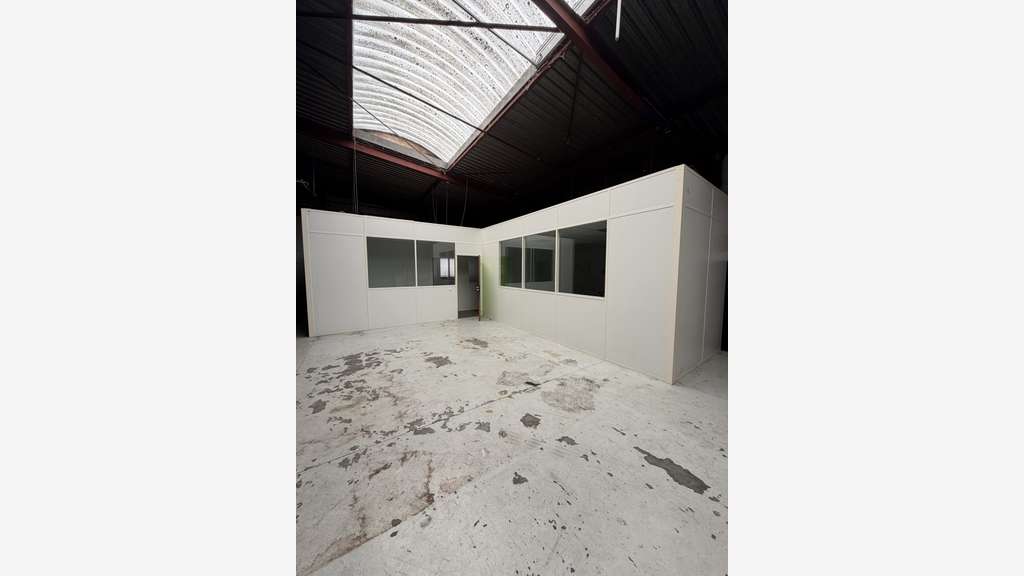 Local d'activité 324m² à louer avec parking à Lucé