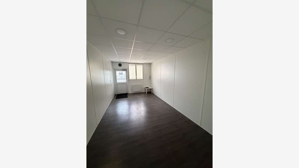 Local d'activité 324m² à louer avec parking à Lucé