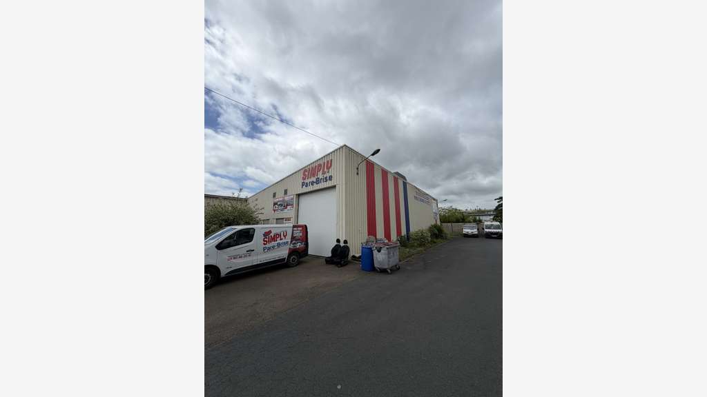 Local d'activité 324m² à louer avec parking à Lucé