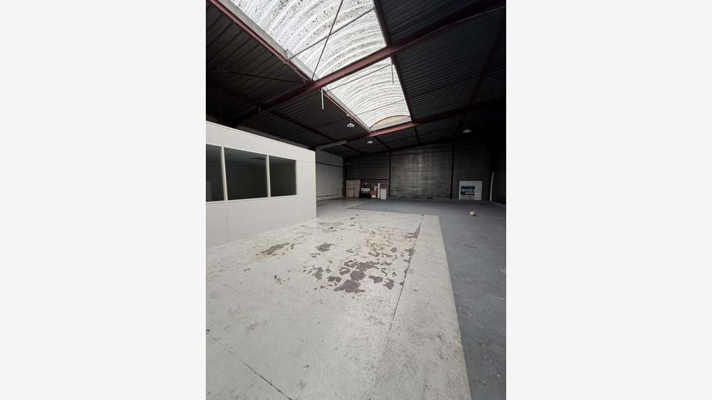 Local d'activité 324m² à louer avec parking à Lucé