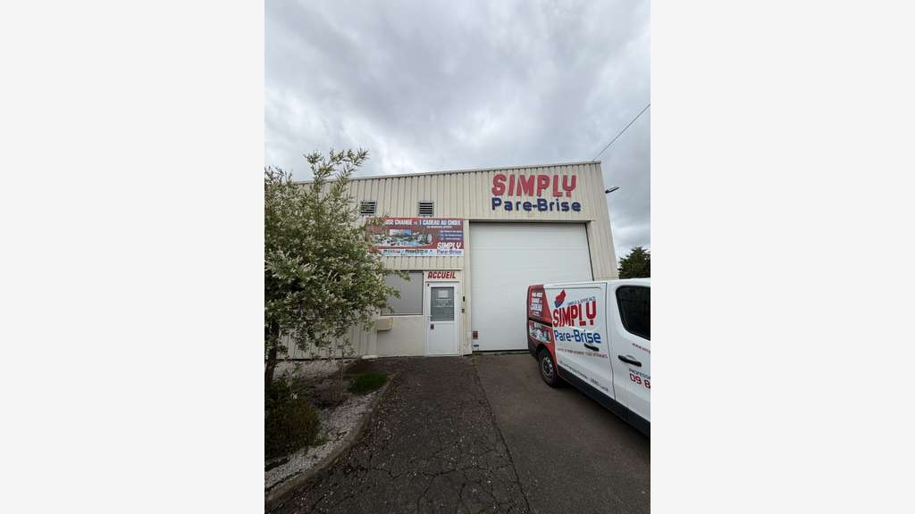 Local d'activité 324m² à louer avec parking à Lucé