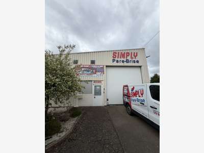 Local d'activité 324m² à louer avec parking à Lucé