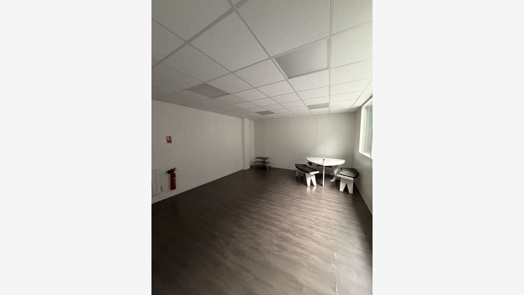 Local d'activité 324m² à louer avec parking à Lucé