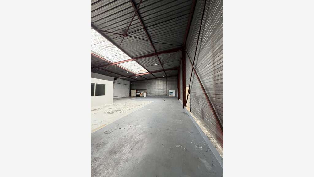 Local d'activité 324m² à louer avec parking à Lucé