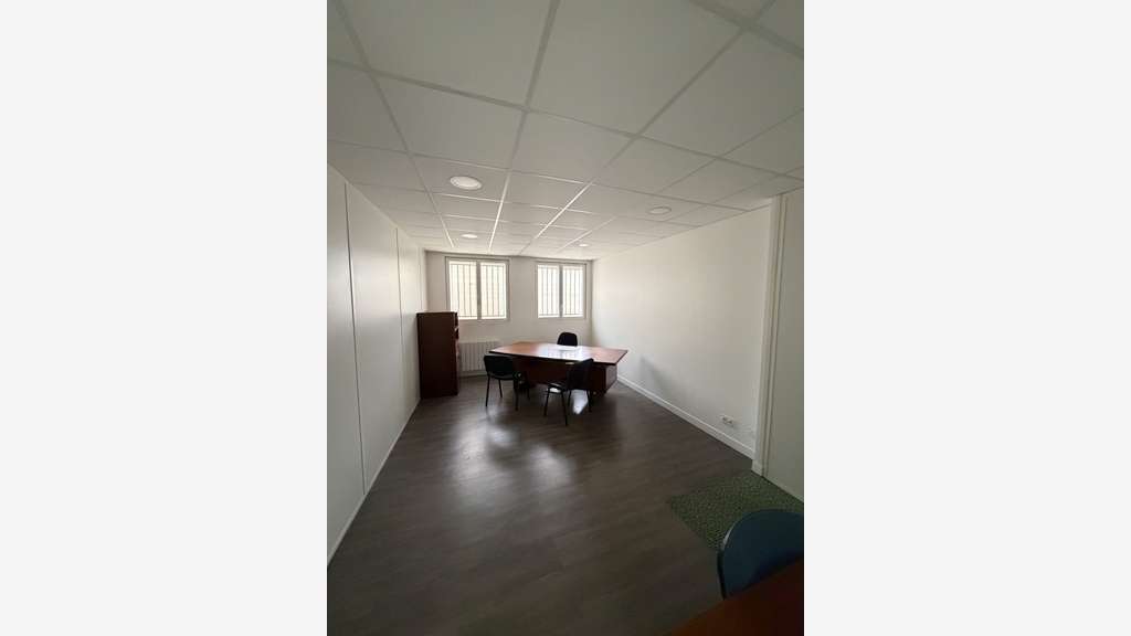 Local d'activité 324m² à louer avec parking à Lucé