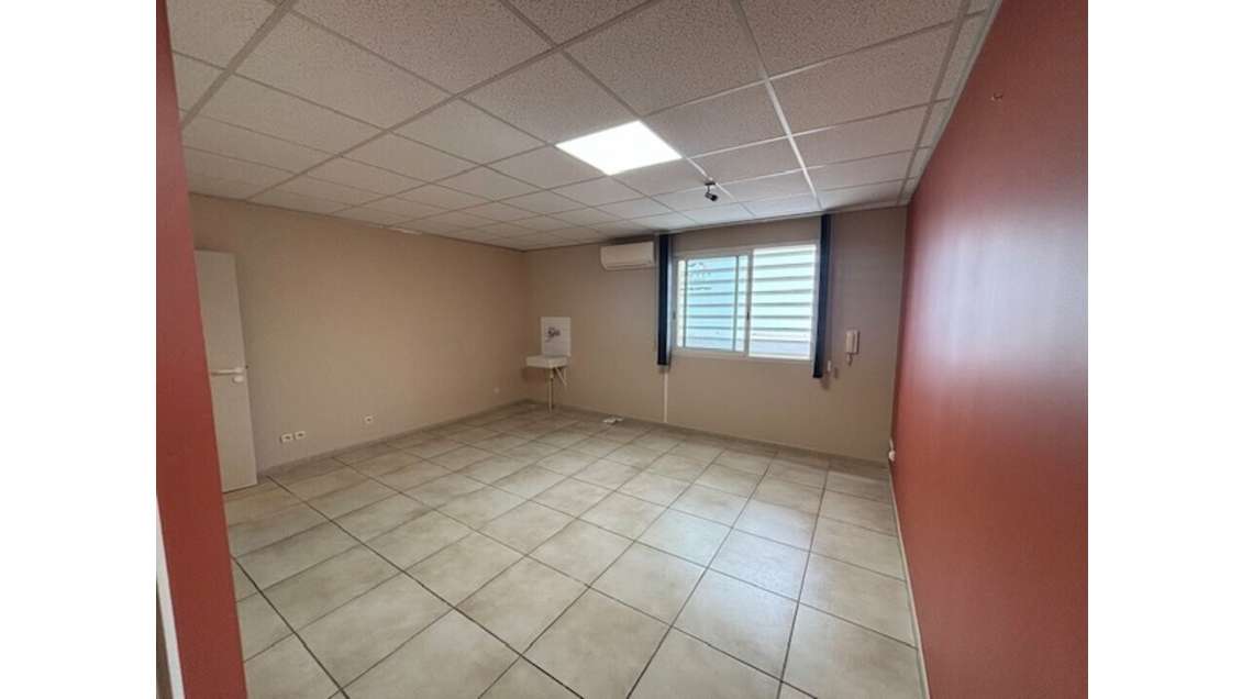 Local professionnel de 38m² à louer à Lunel