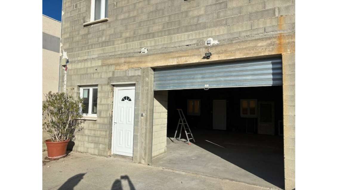 Local d'activité de 150m² à louer en ZA à Lunel