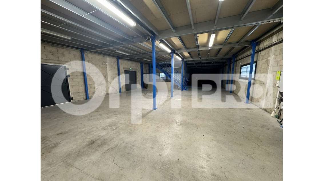 Entrepôt artisanal de 230 m² au sol et 220 m² de b