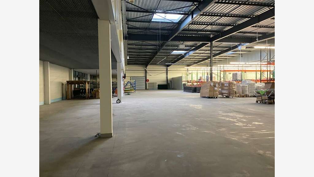 À louer locaux d'activités 1400m² divisibles à Lux