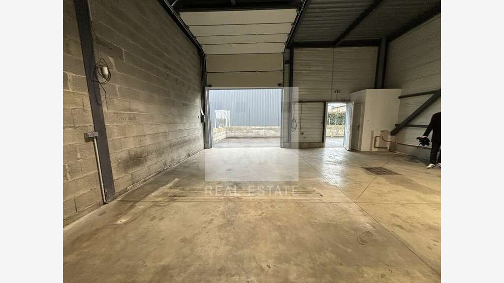 A louer local d'activités sécurisé 260m² à Luzinay