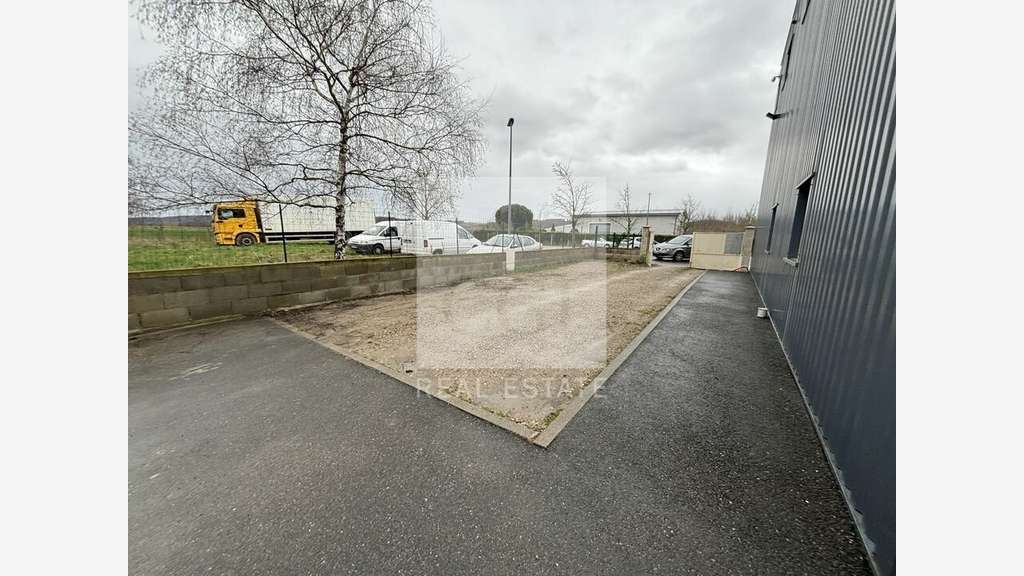 A louer local d'activités sécurisé 260m² à Luzinay