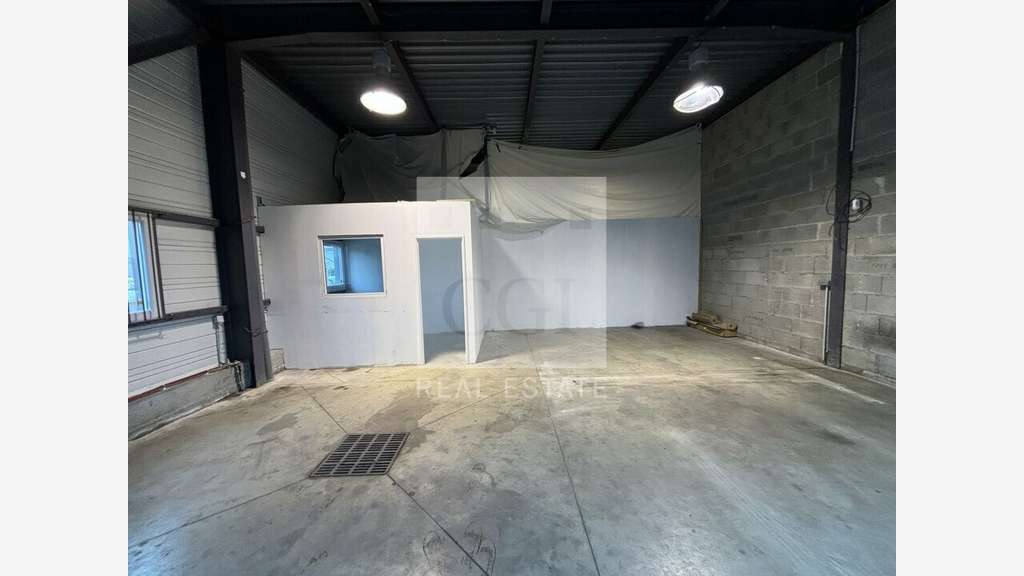 A louer local d'activités sécurisé 260m² à Luzinay