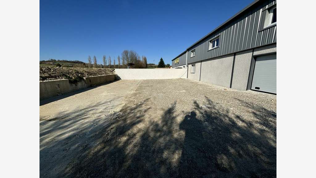 Local d'activité neuf de 300m² à louer à Luzinay