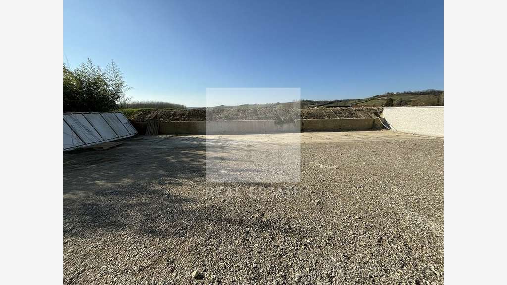 Local d'activité neuf de 300m² à louer à Luzinay