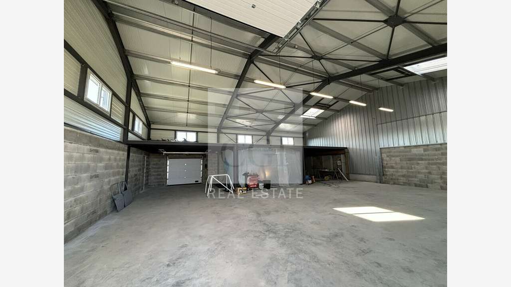 Local d'activité neuf de 300m² à louer à Luzinay