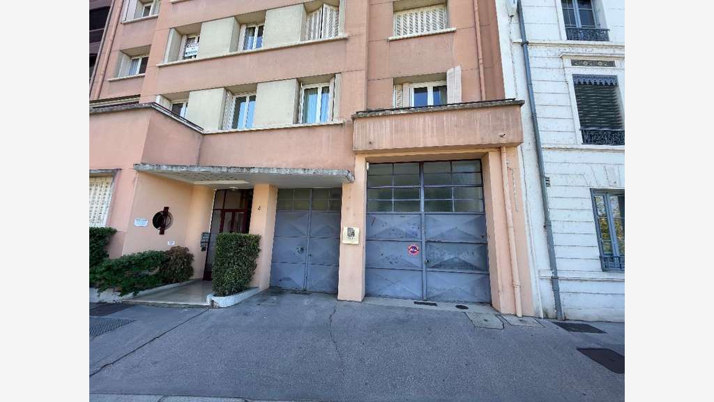 Loue entrepôt 470m² à Lyon rue de la Quarantaine
