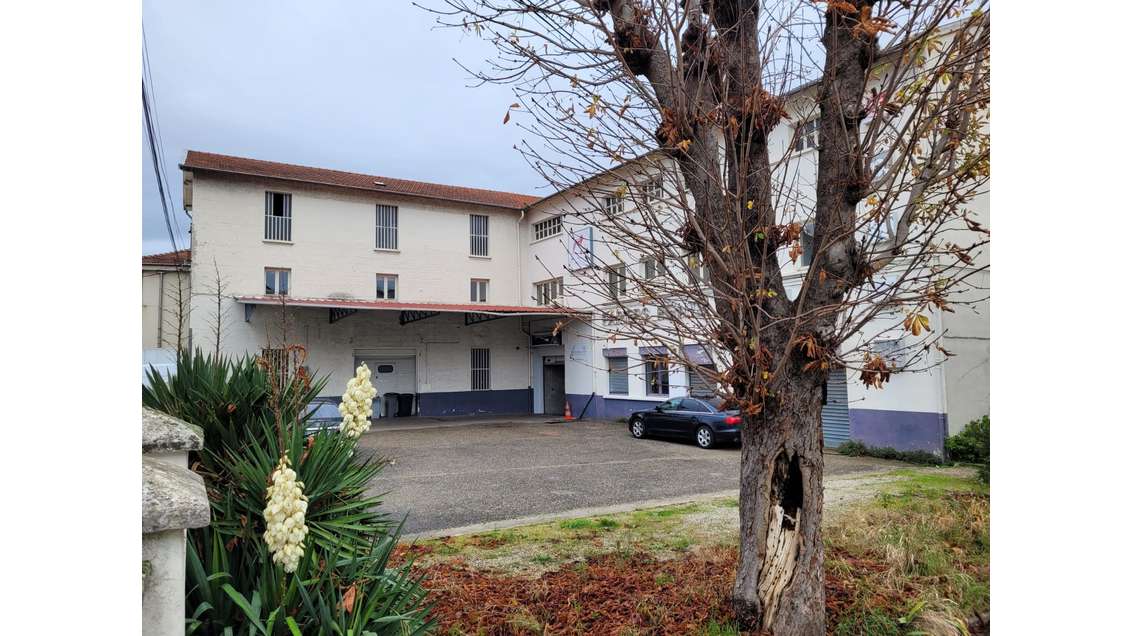 A louer locaux 1550m² Lyon 7e Métro Grange Blanche