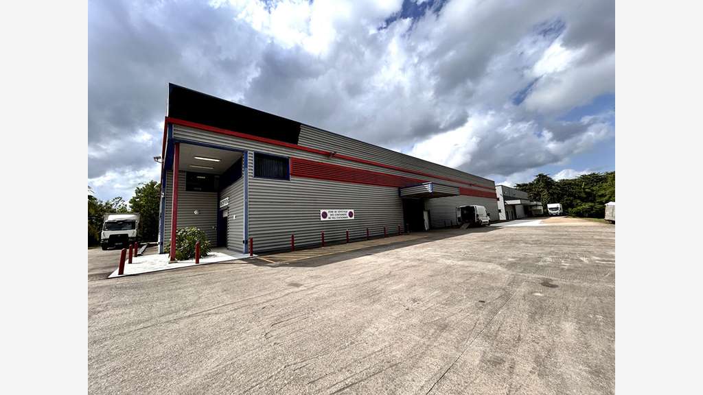 A louer entrepôt logistique de 1500m² à Macouria