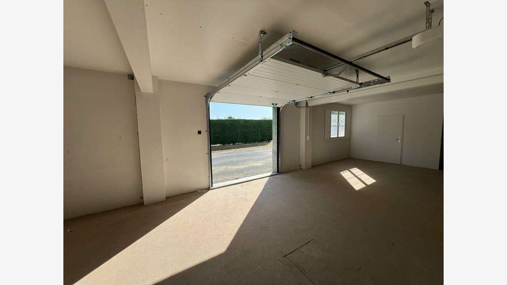 Entrepôt de 250m² à louer à Magnac sur Touvre