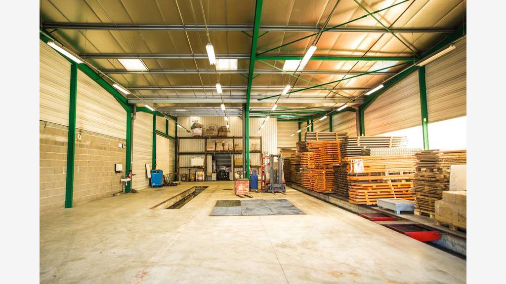 Location entrepôt 3000m² accès A77 Magny-Cours