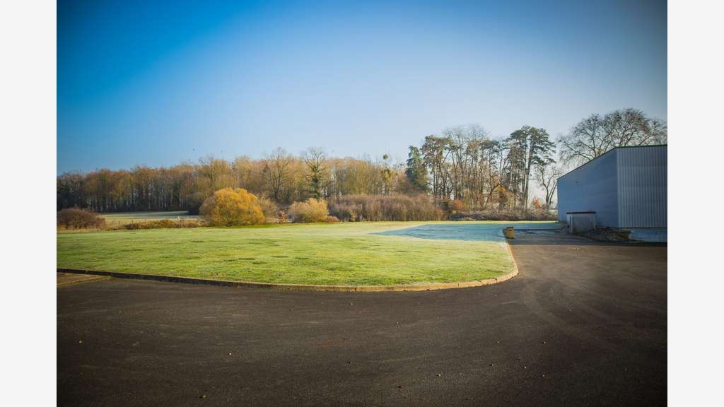 Location entrepôt 3000m² accès A77 Magny-Cours