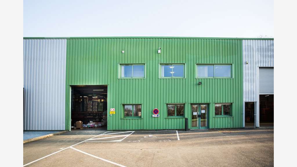 Location entrepôt 3000m² accès A77 Magny-Cours