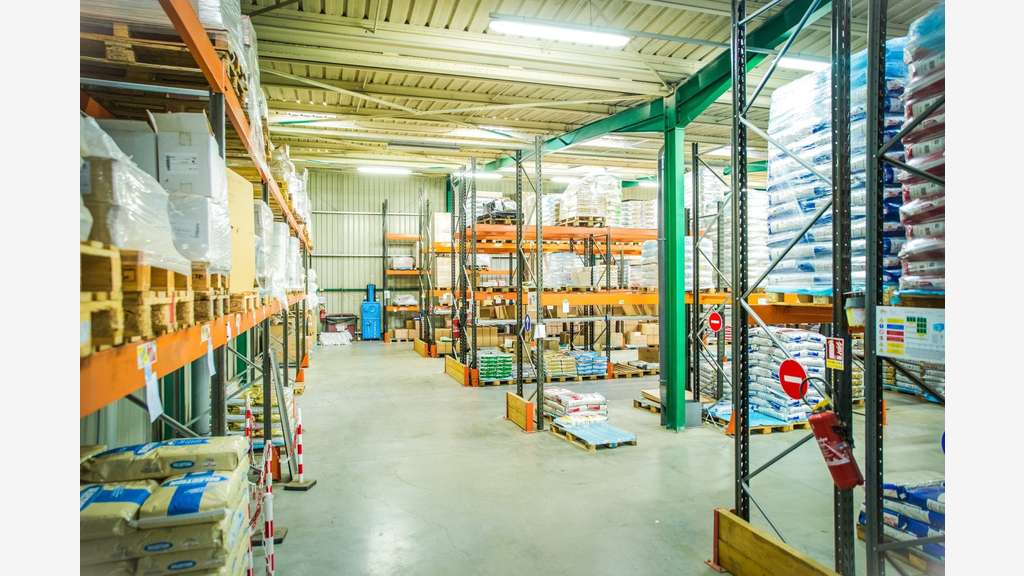 Location entrepôt 3000m² accès A77 Magny-Cours